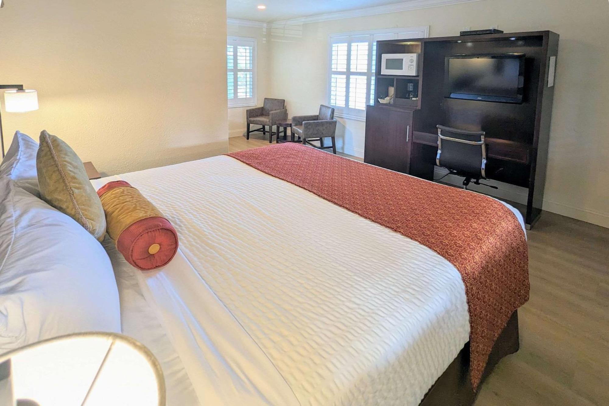 Clarion Collection Wilkie's - Monterey 2*