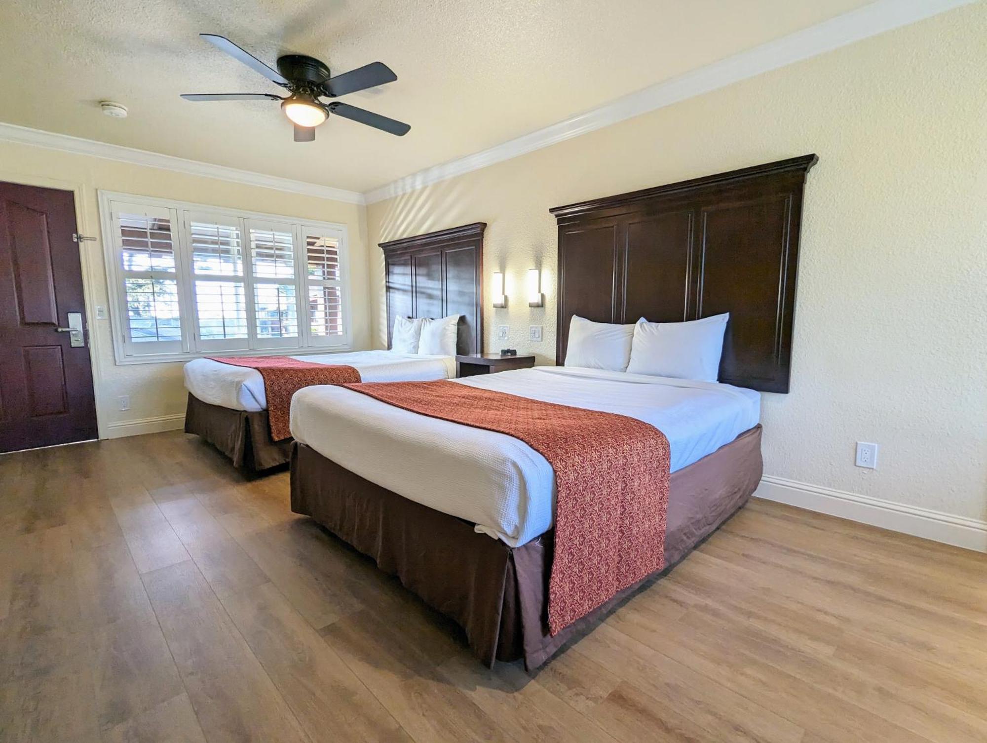 Clarion Collection Wilkie's - Monterey 2*