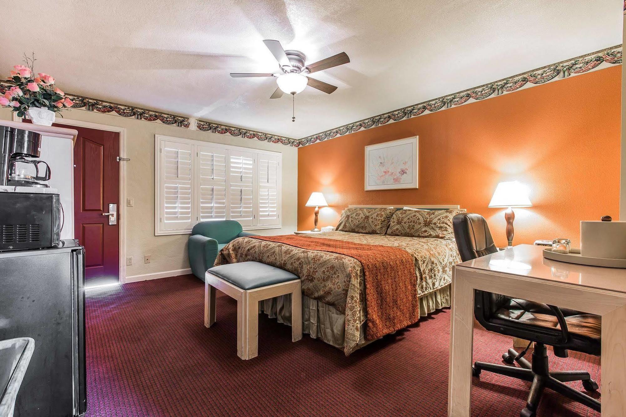 Clarion Collection Wilkie's - Monterey Hotel
