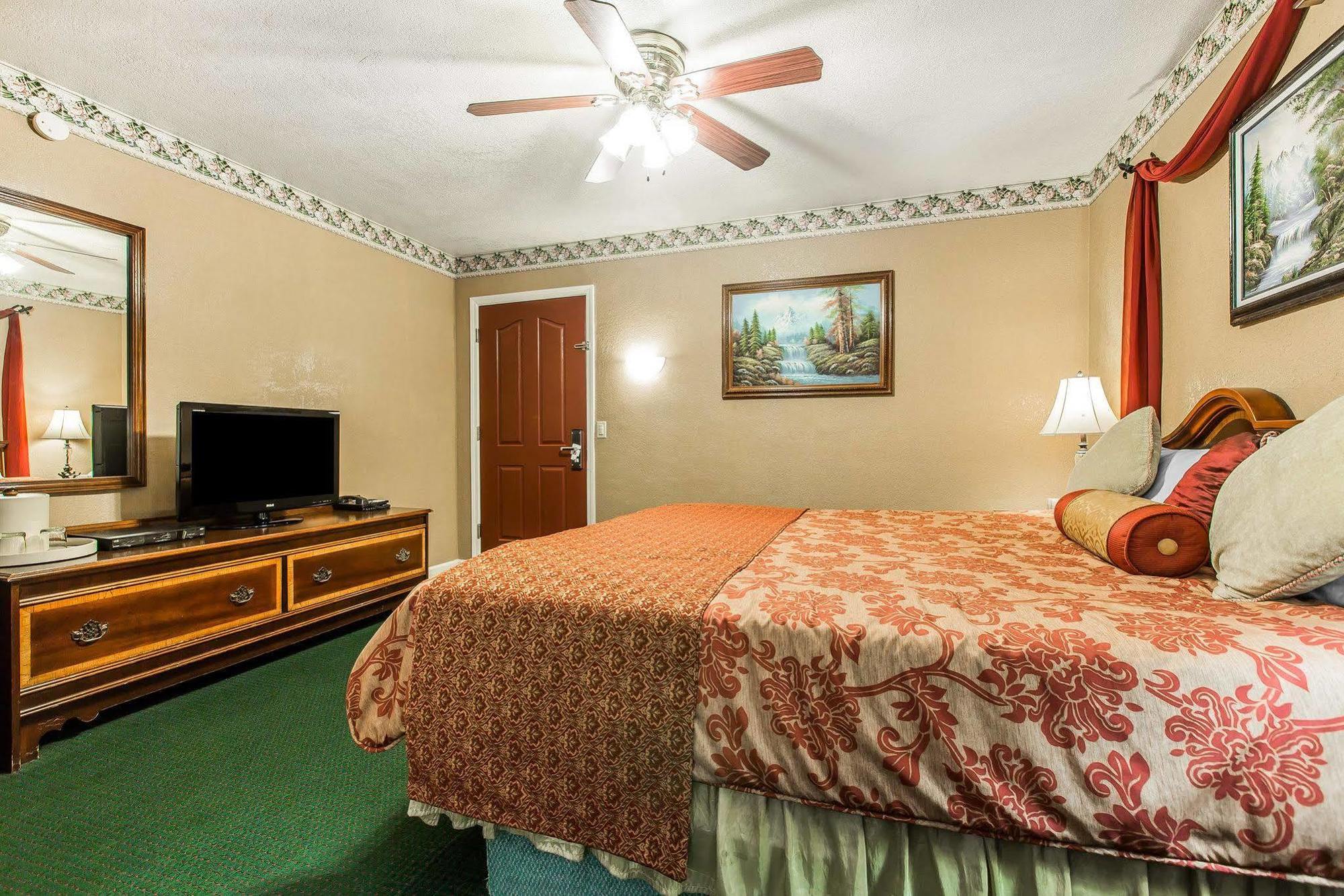 Clarion Collection Wilkie's - Monterey 2*